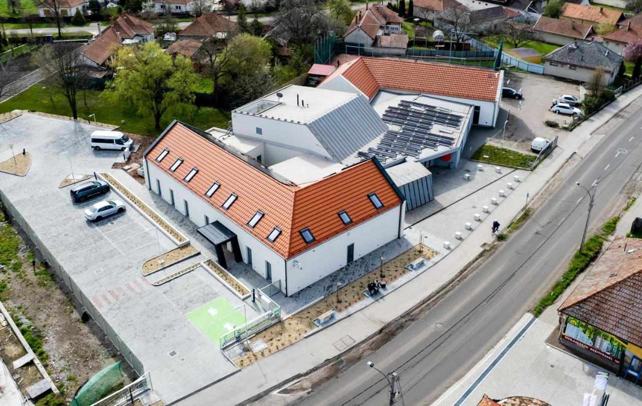 Eleven Business & Sport Hotel Jaszarokszallas 外观 照片