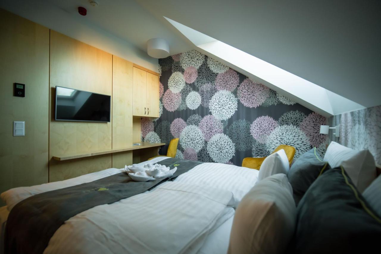 Eleven Business & Sport Hotel Jaszarokszallas 外观 照片