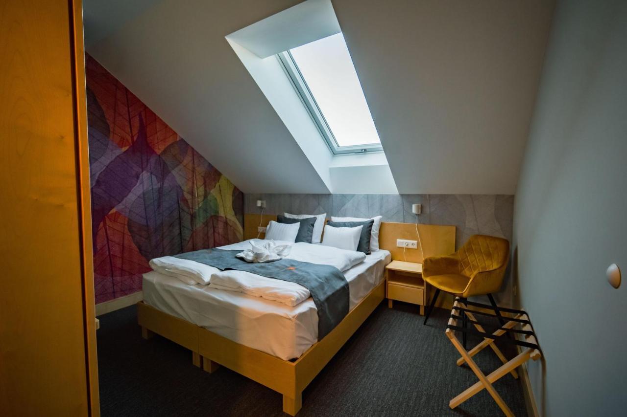 Eleven Business & Sport Hotel Jaszarokszallas 外观 照片