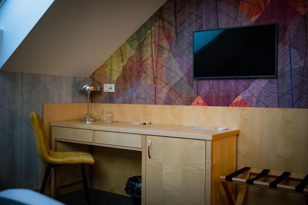 Eleven Business & Sport Hotel Jaszarokszallas 外观 照片