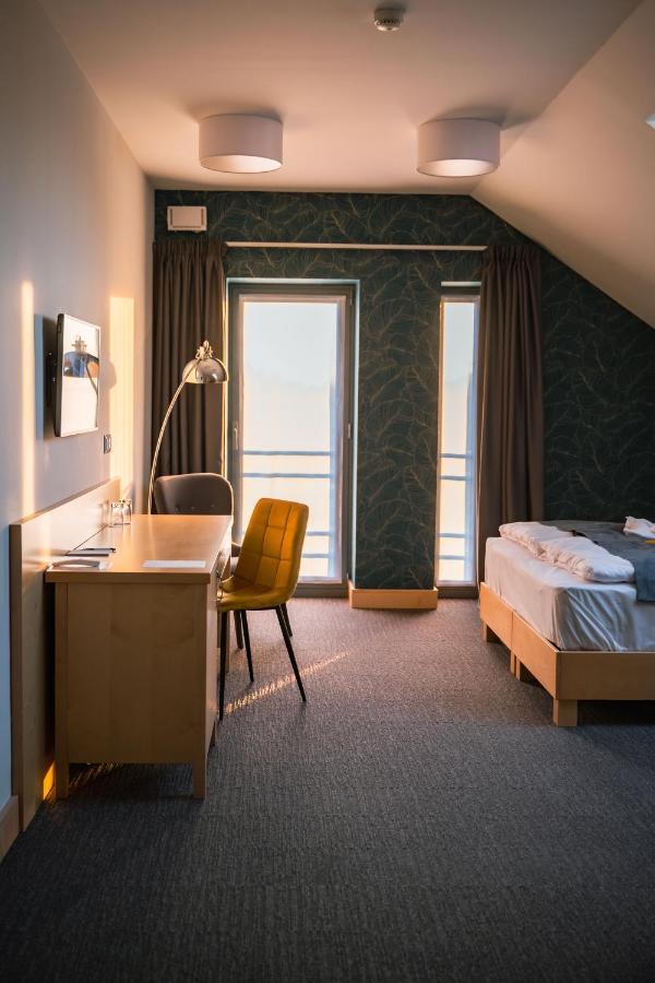 Eleven Business & Sport Hotel Jaszarokszallas 外观 照片