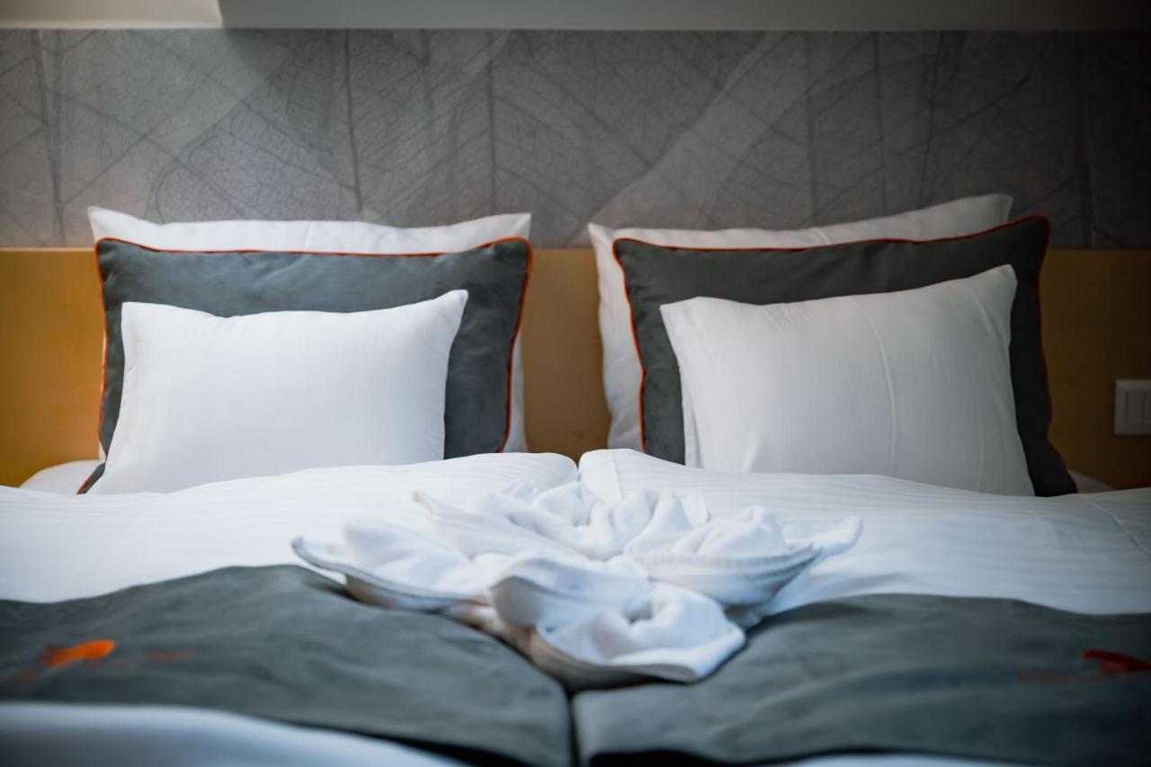 Eleven Business & Sport Hotel Jaszarokszallas 外观 照片