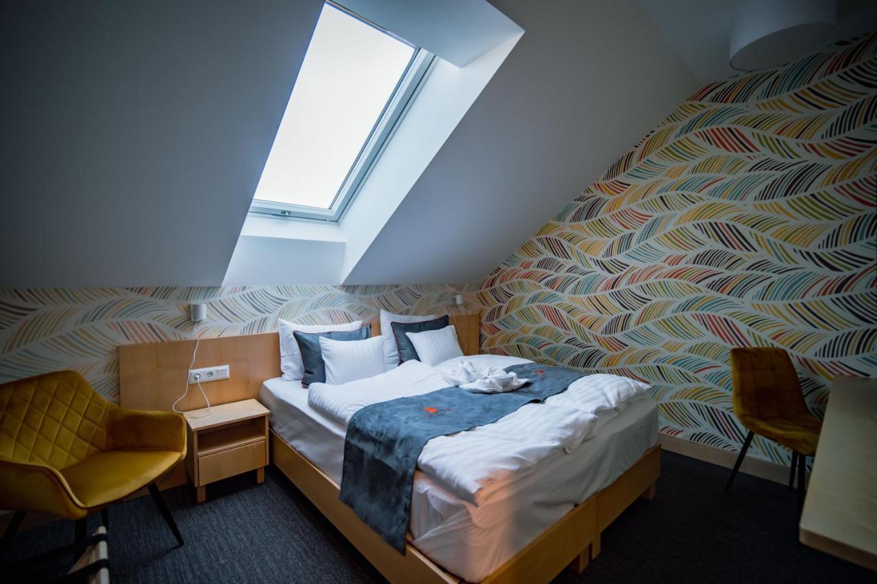 Eleven Business & Sport Hotel Jaszarokszallas 外观 照片