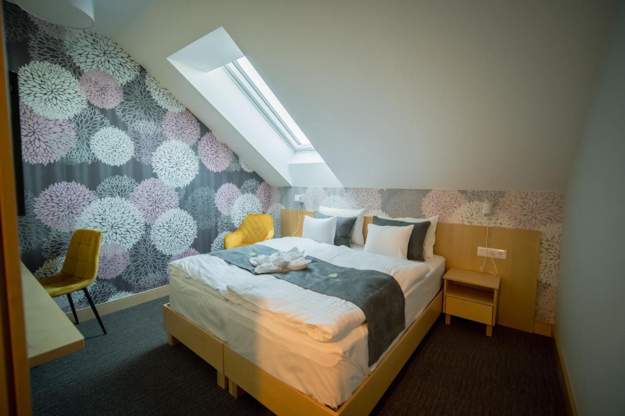 Eleven Business & Sport Hotel Jaszarokszallas 外观 照片