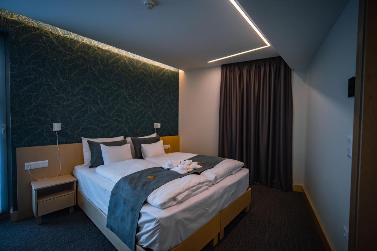 Eleven Business & Sport Hotel Jaszarokszallas 外观 照片