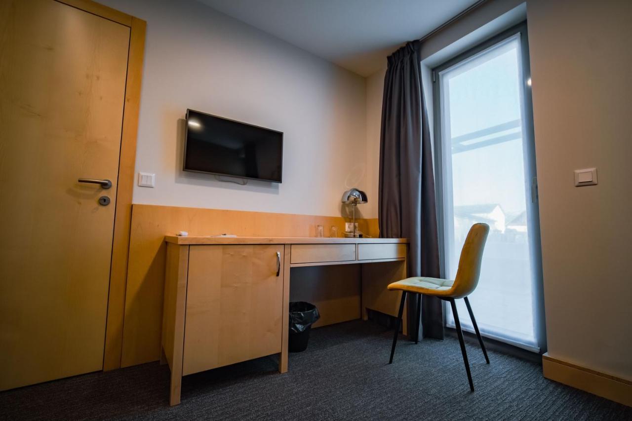 Eleven Business & Sport Hotel Jaszarokszallas 外观 照片