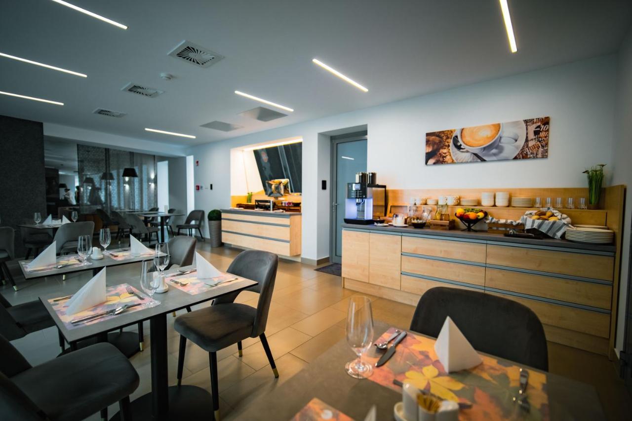 Eleven Business & Sport Hotel Jaszarokszallas 外观 照片