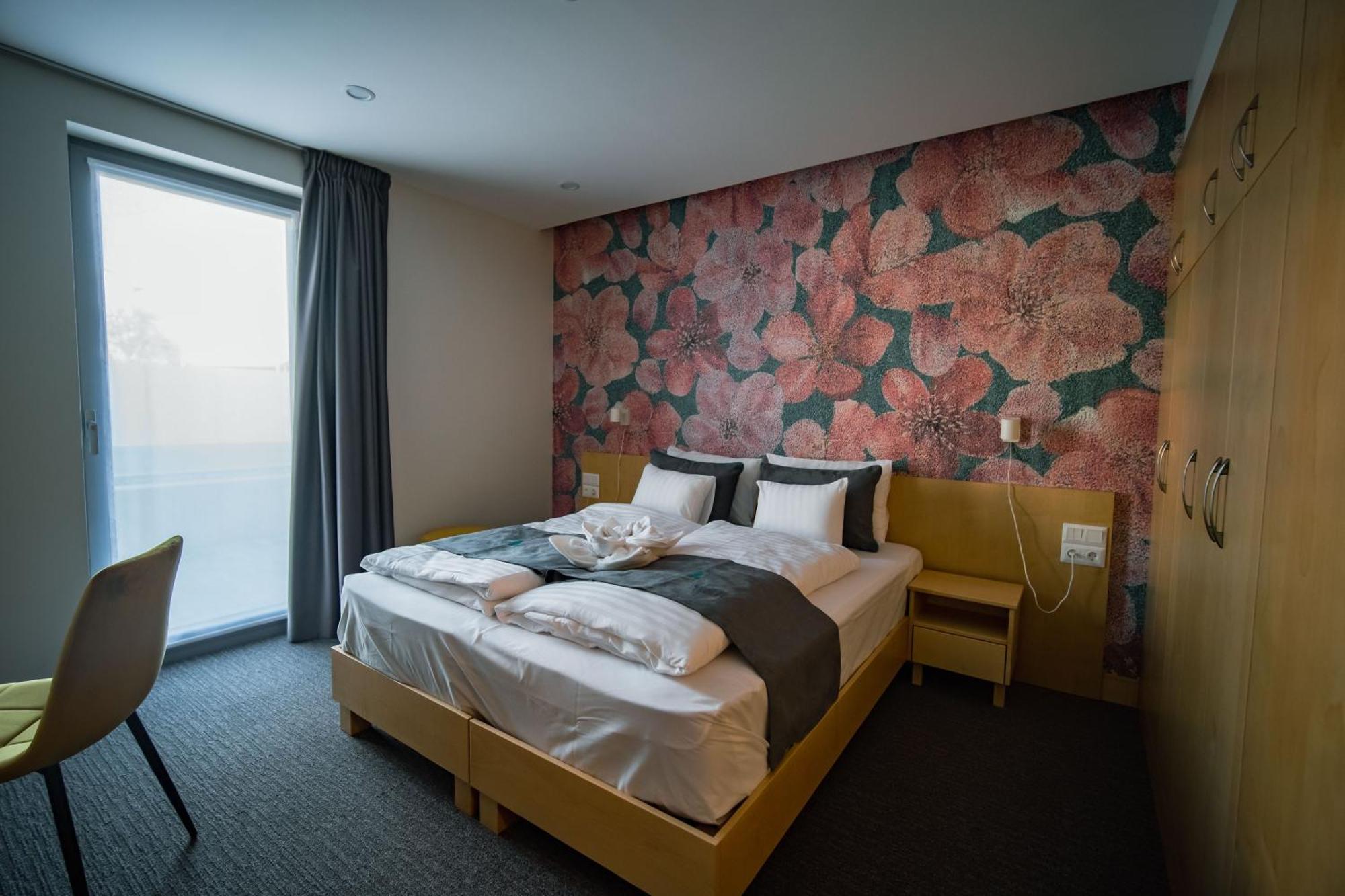 Eleven Business & Sport Hotel Jaszarokszallas 外观 照片