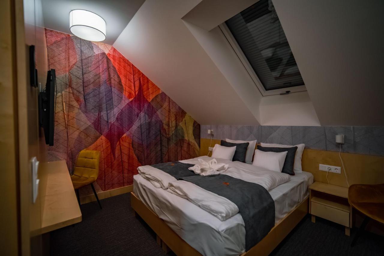 Eleven Business & Sport Hotel Jaszarokszallas 外观 照片