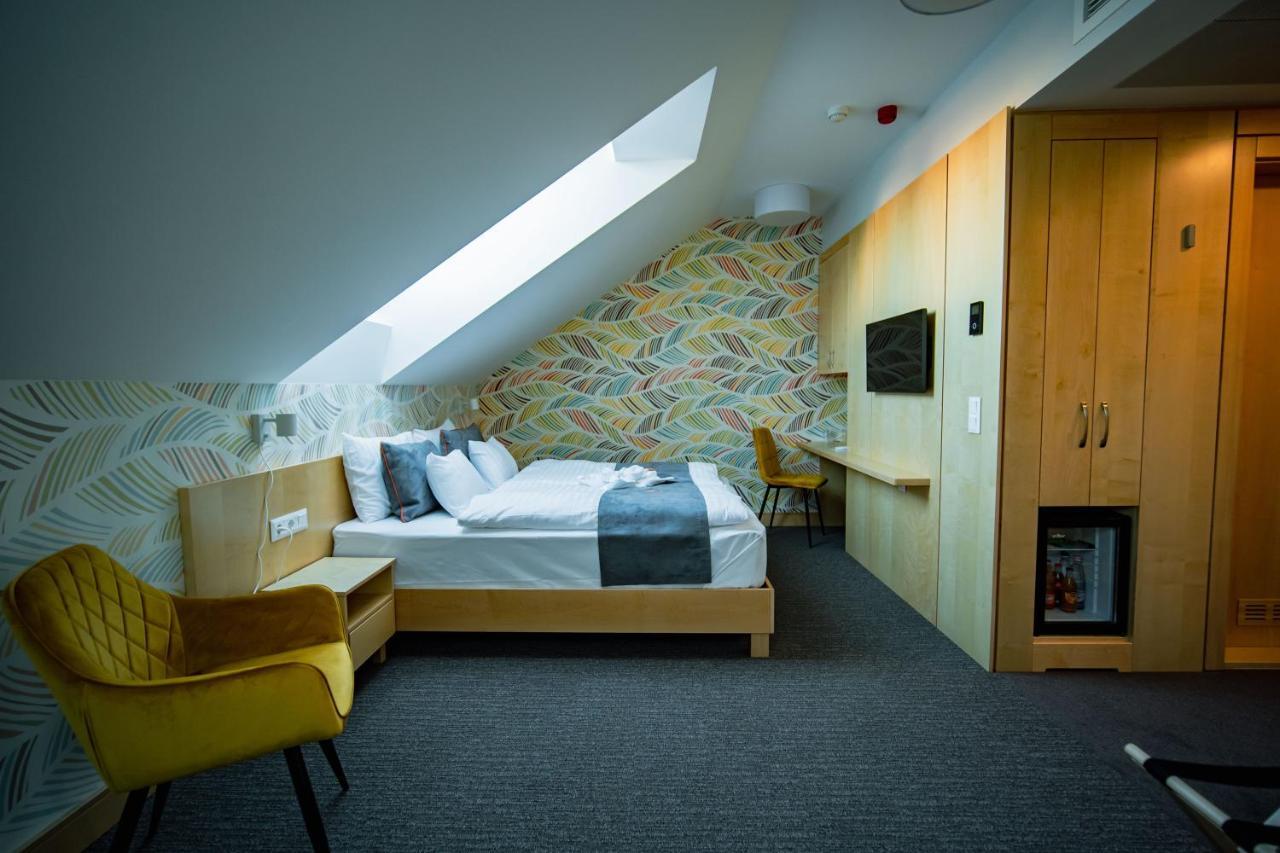 Eleven Business & Sport Hotel Jaszarokszallas 外观 照片