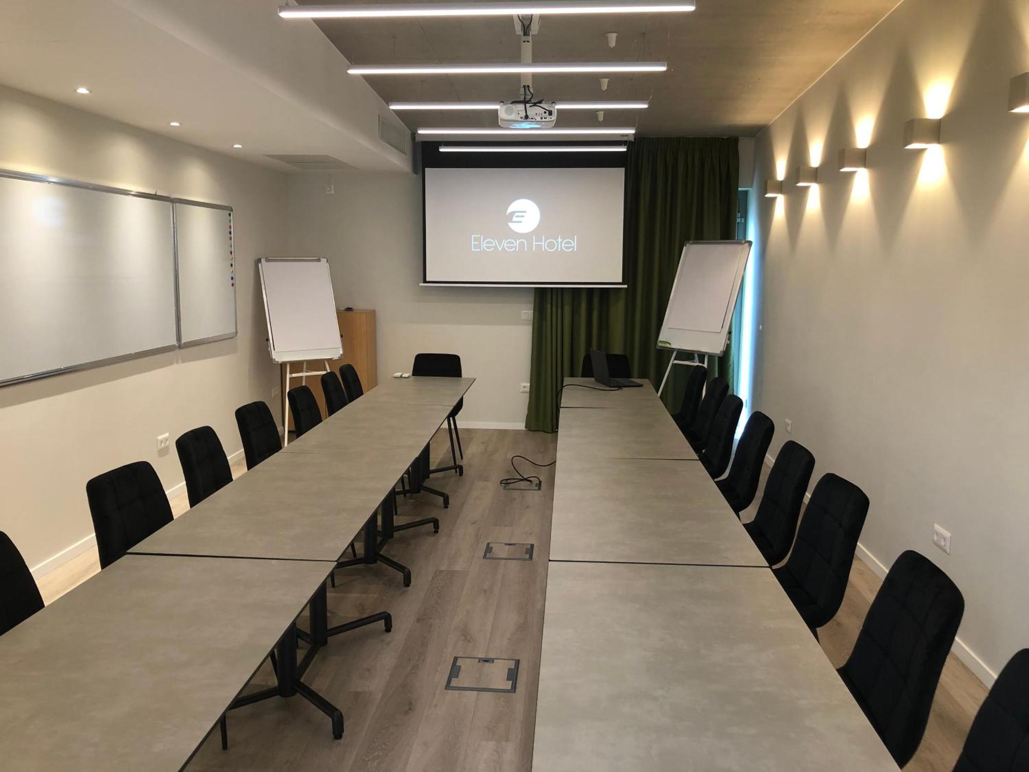 Eleven Business & Sport Hotel Jaszarokszallas 外观 照片