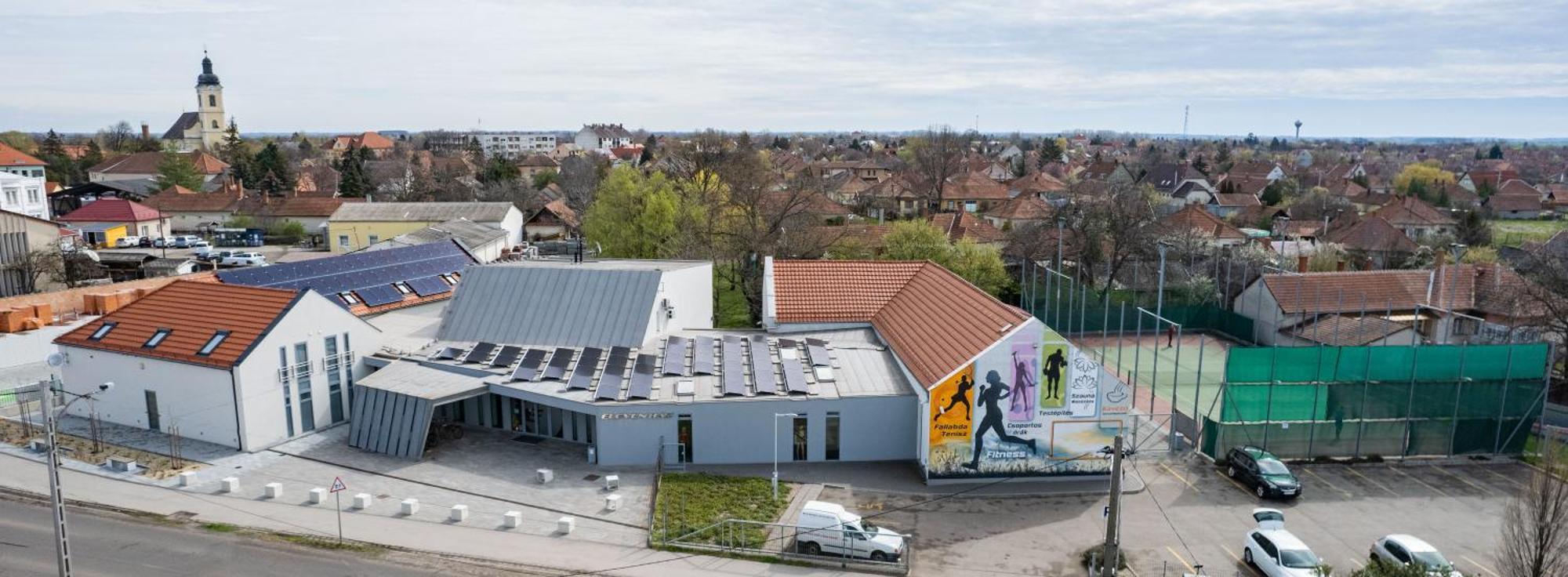 Eleven Business & Sport Hotel Jaszarokszallas 外观 照片