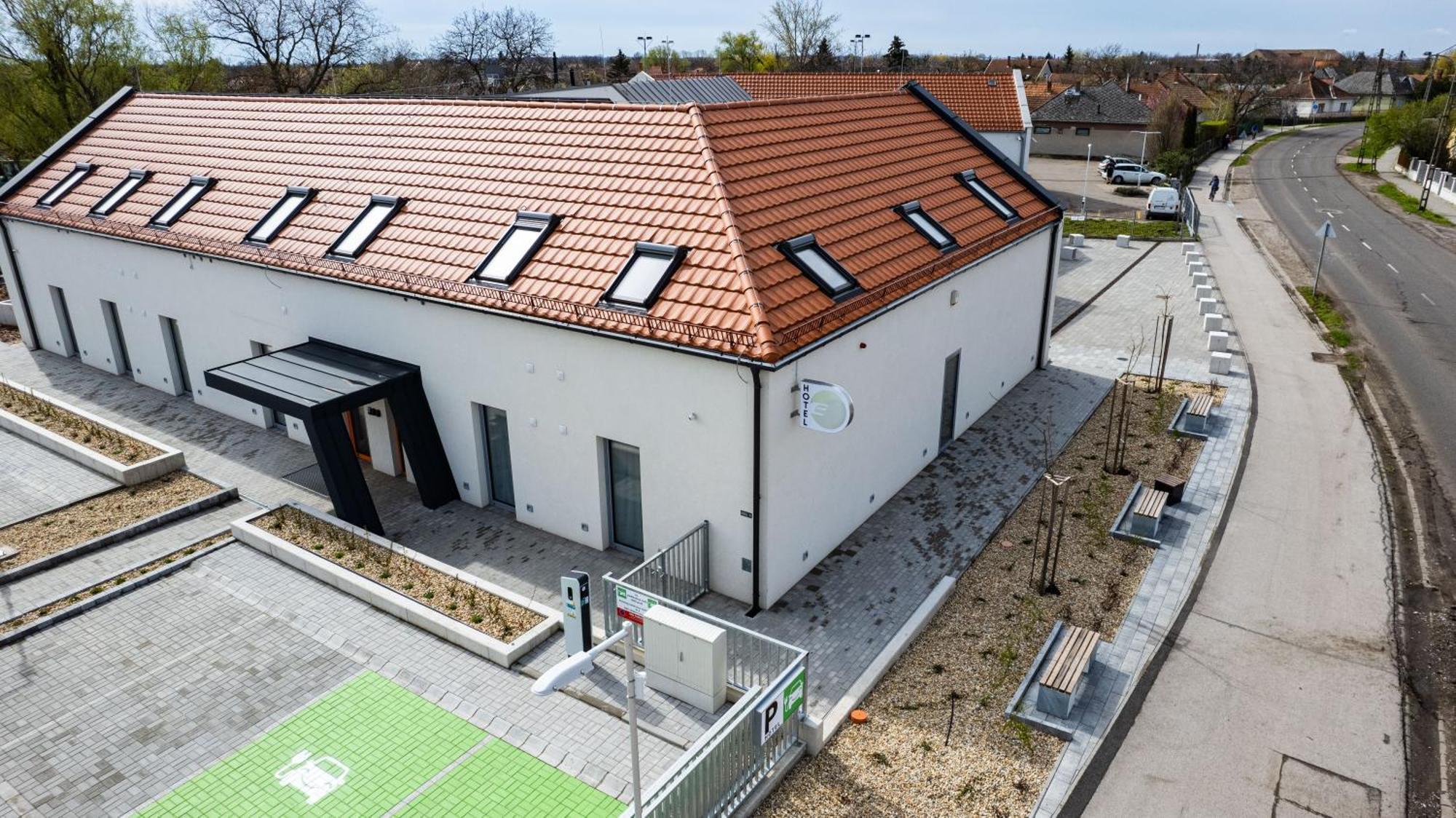 Eleven Business & Sport Hotel Jaszarokszallas 外观 照片