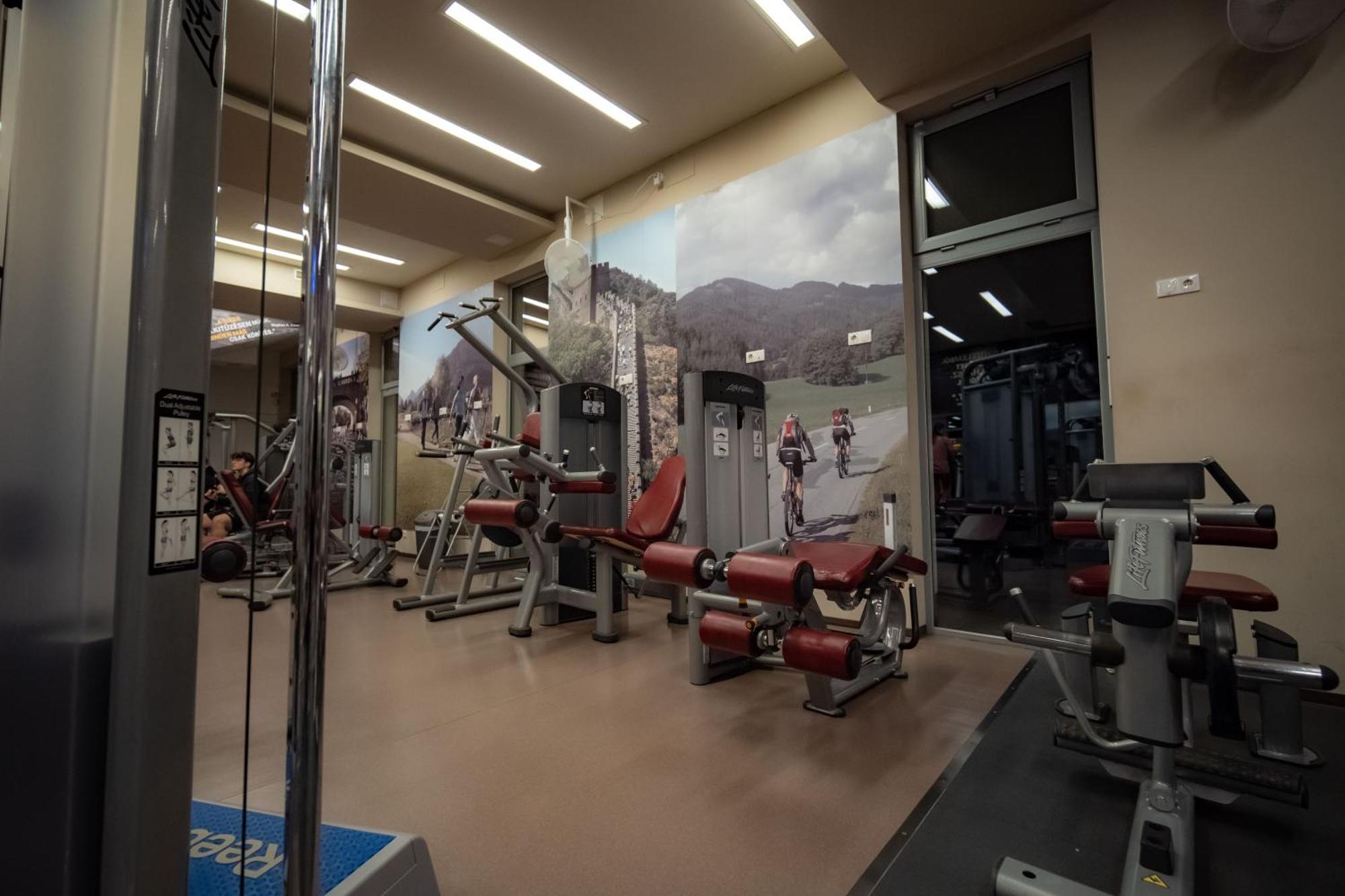 Eleven Business & Sport Hotel Jaszarokszallas 外观 照片