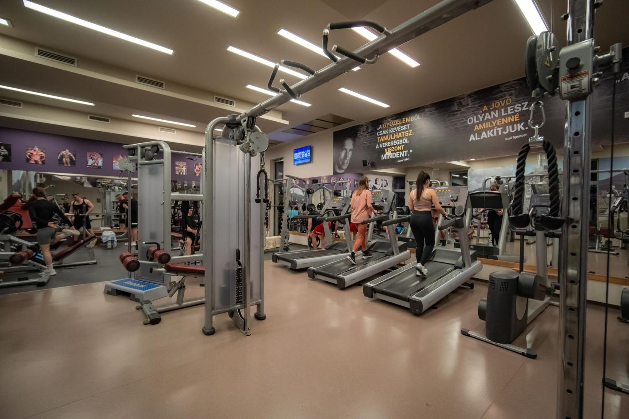 Eleven Business & Sport Hotel Jaszarokszallas 外观 照片