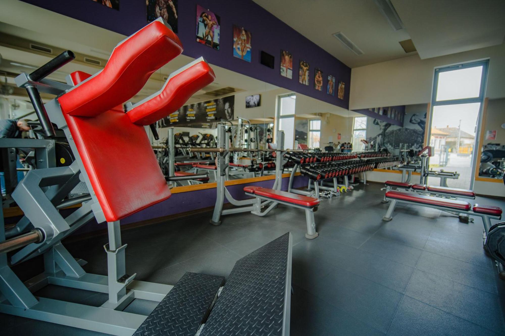 Eleven Business & Sport Hotel Jaszarokszallas 外观 照片
