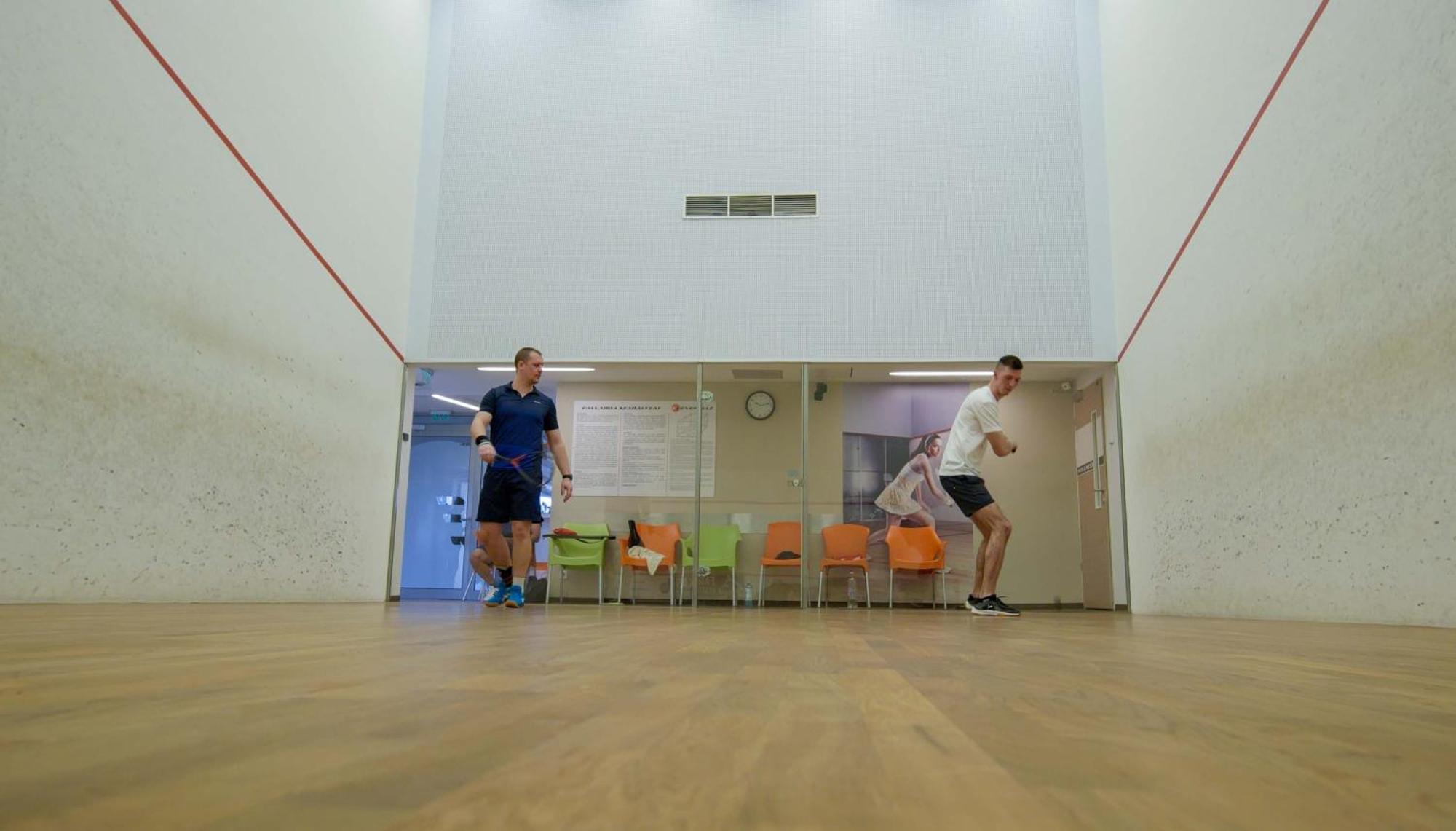 Eleven Business & Sport Hotel Jaszarokszallas 外观 照片